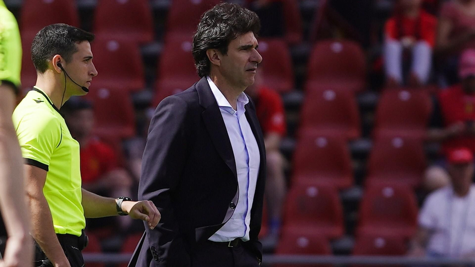 Aitor Karanka, en la banda dirigiendo al Granada CF ante el Mallorca