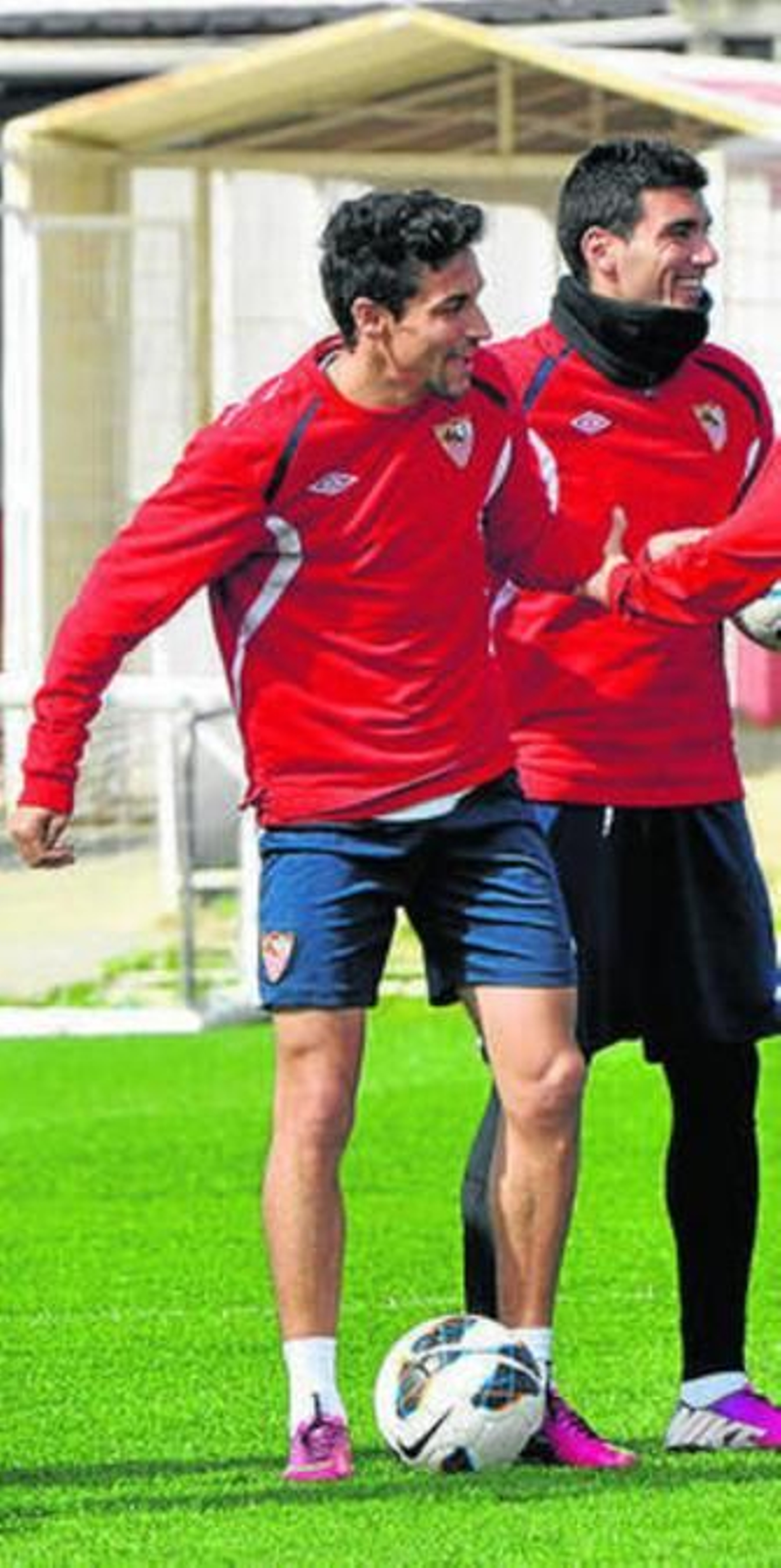 Jesús Navas, ayer junto a Reyes.