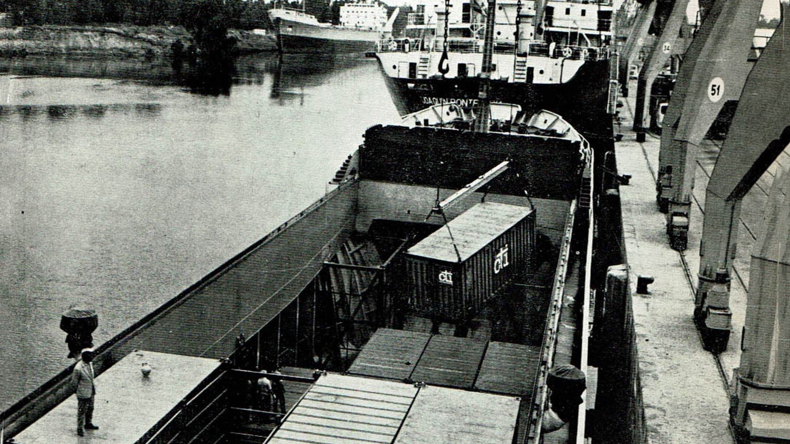 Carga de contenedores de 20 pies, utilizando dos grúas de 12 toneladas, en el muelle de Tablada. Año 1970.