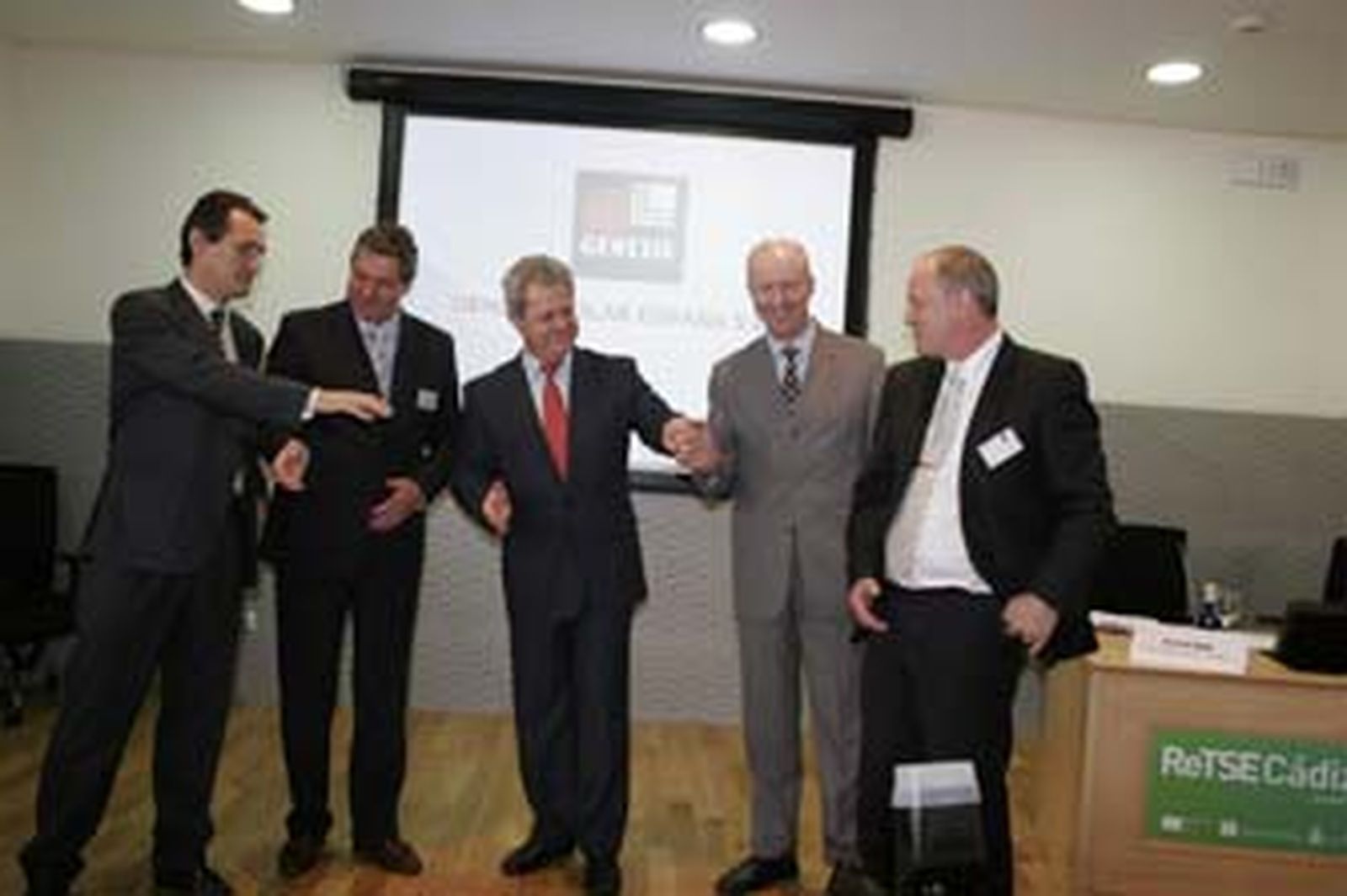 El ex consejero Francisco Vallejo (en el centro), en la presentación de Génesis Solar en febrero de 2008. /Andrés Mora