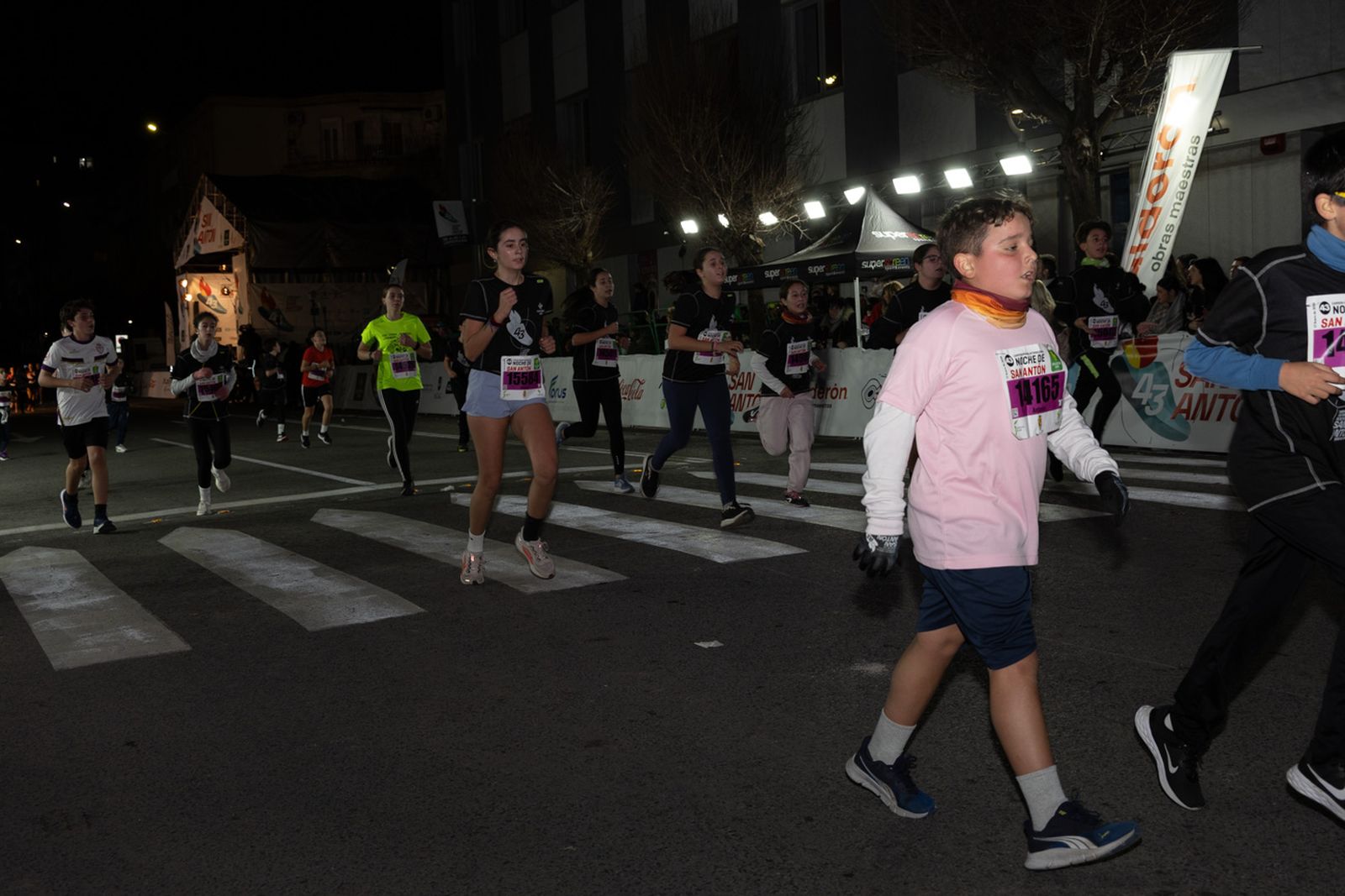 En imágenes: 2.000 atletas brillan con luz propia en la infantil de la Carrera de San Antón 2026