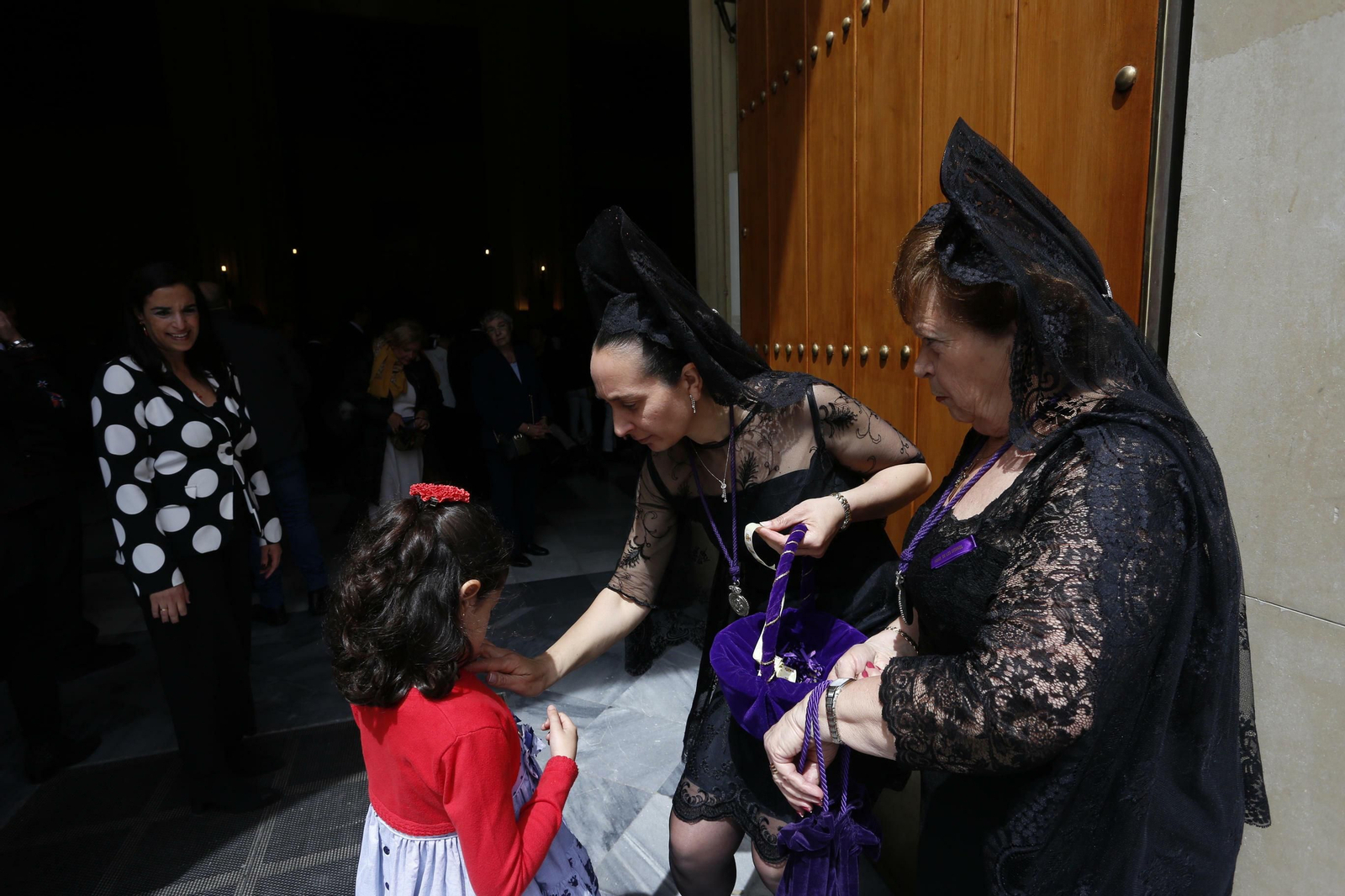 Colas en los templos a la espera de la Madrugá