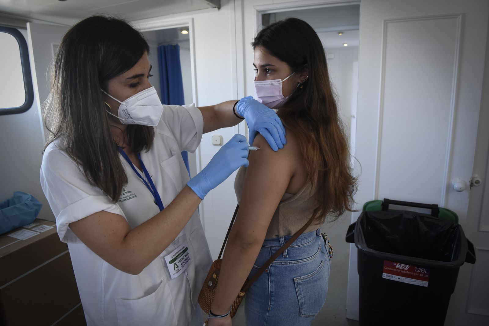 La vacunación contra el Covid a alumnos Erasmus de la Loyola, en imágenes