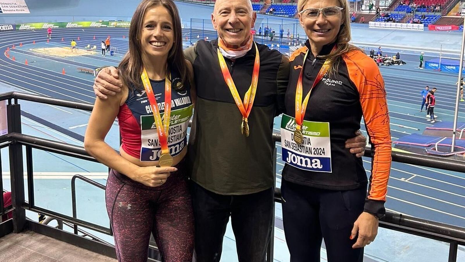 Emilia Paunica (d) posa con su medalla de oro junto a otros dos atletas presentes en el Campeonato de España Máster.