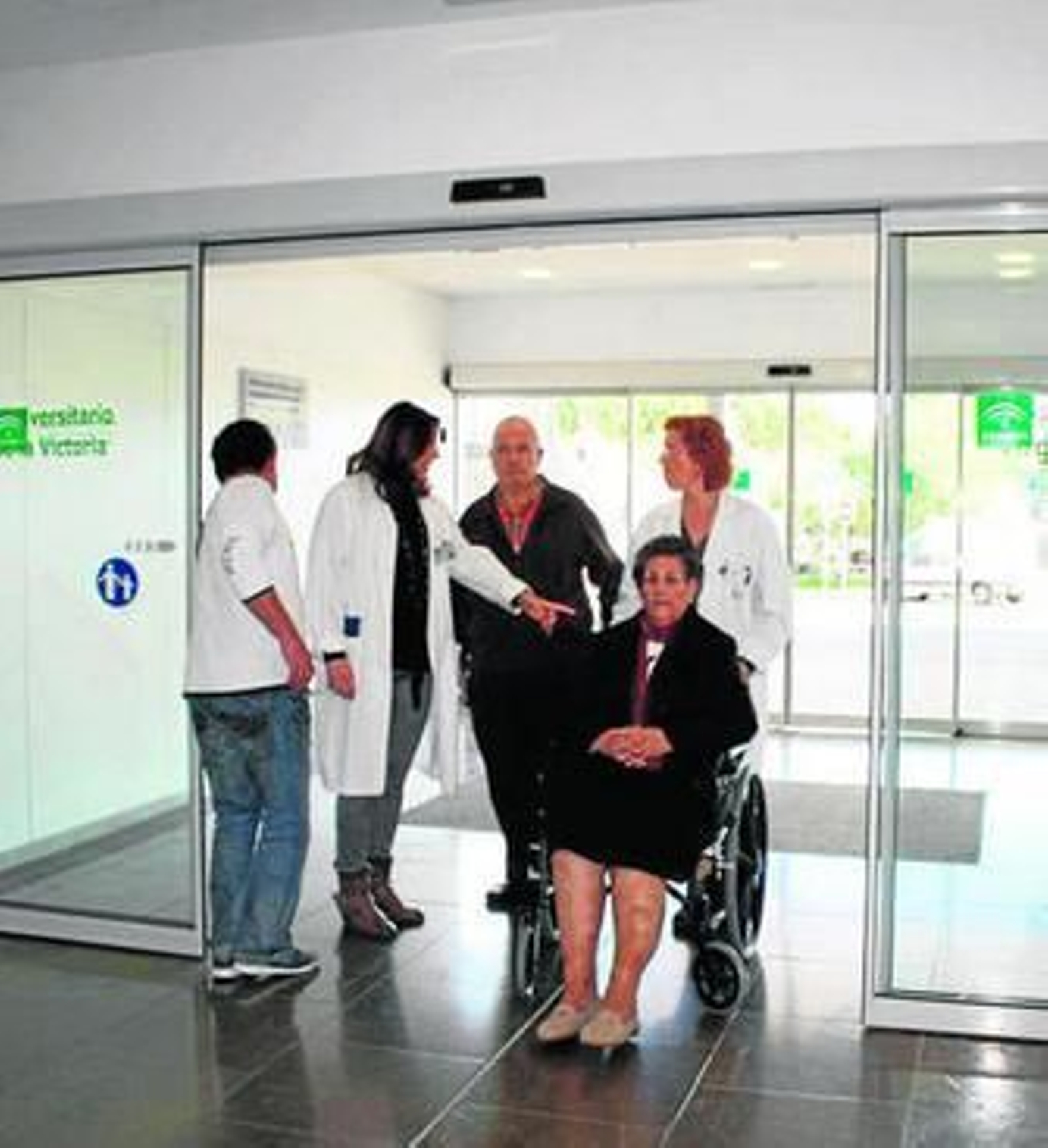 Una paciente es recibida en el Hospital Clínico por los profesionales y voluntarios del programa.
