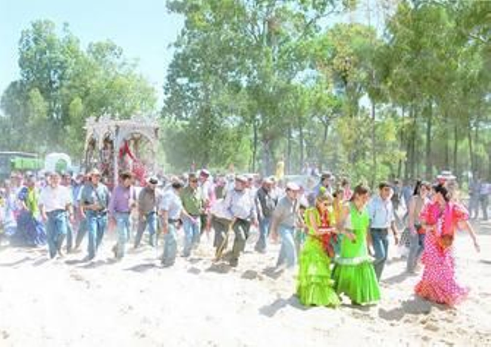 La Hermandad de Villamanrique camina por la Raya Real, antes de llegar a Palacio Rey.