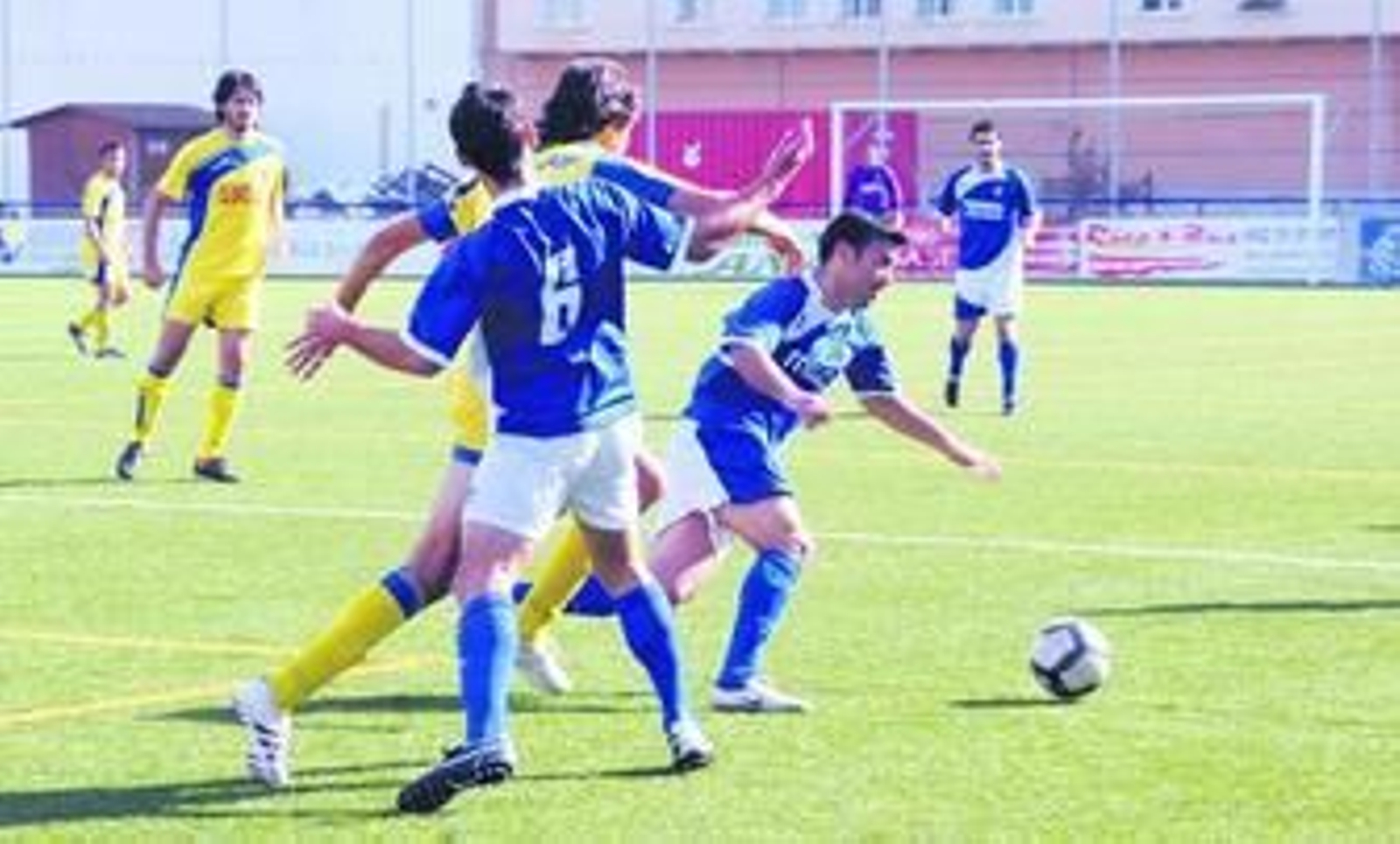 El azulino Raúl Silveira se escapa de la presión de un defensa del Isla Cristina.