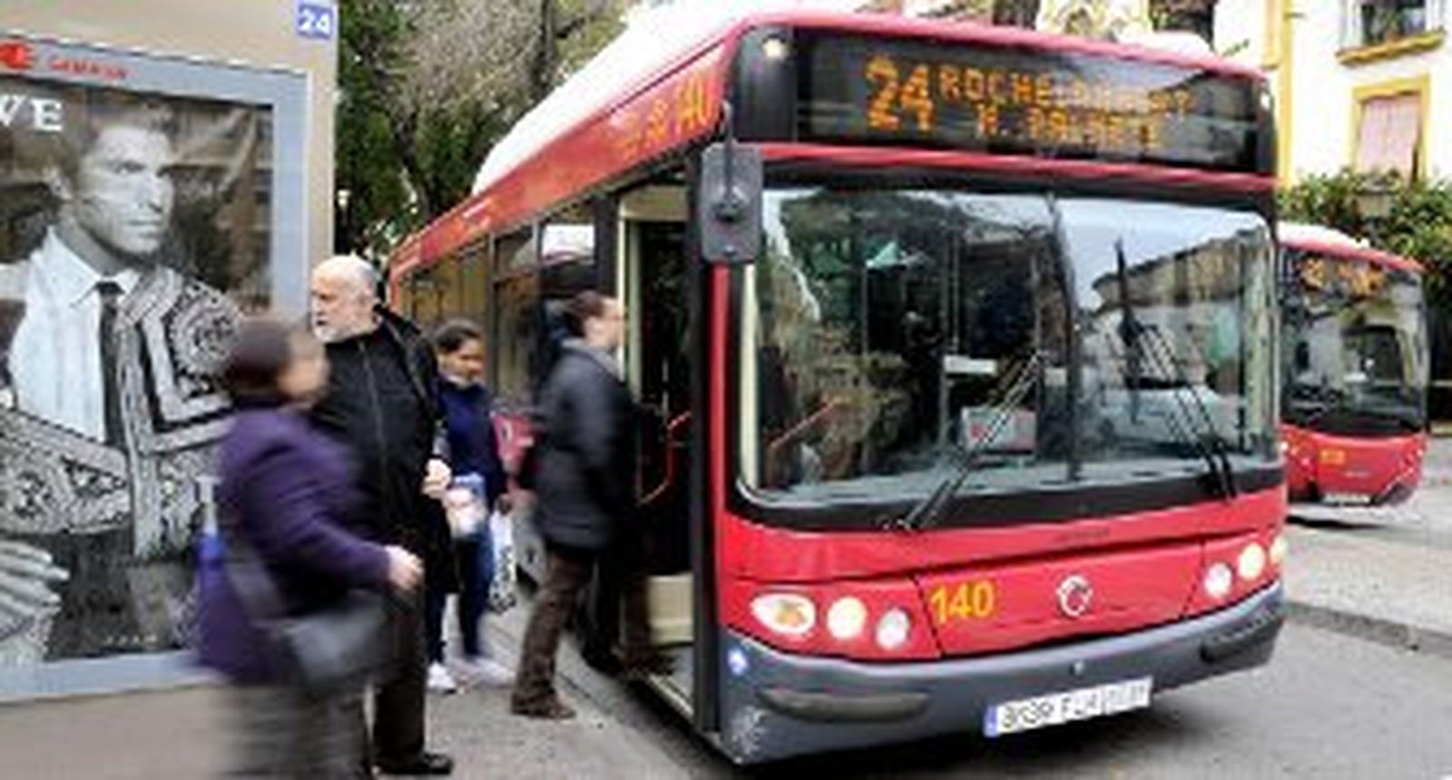 Usuarios de una línea de Tussam en la terminal de la Plaza Ponce de León.