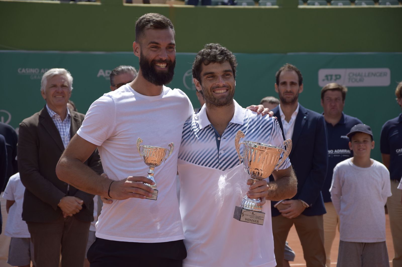 Paire y Andújar, con sus trofeos.