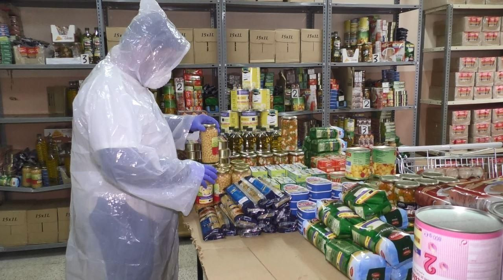Un voluntario de la Asociación CAMAR prepara el material recibido del Banco de Alimentos de Cádiz