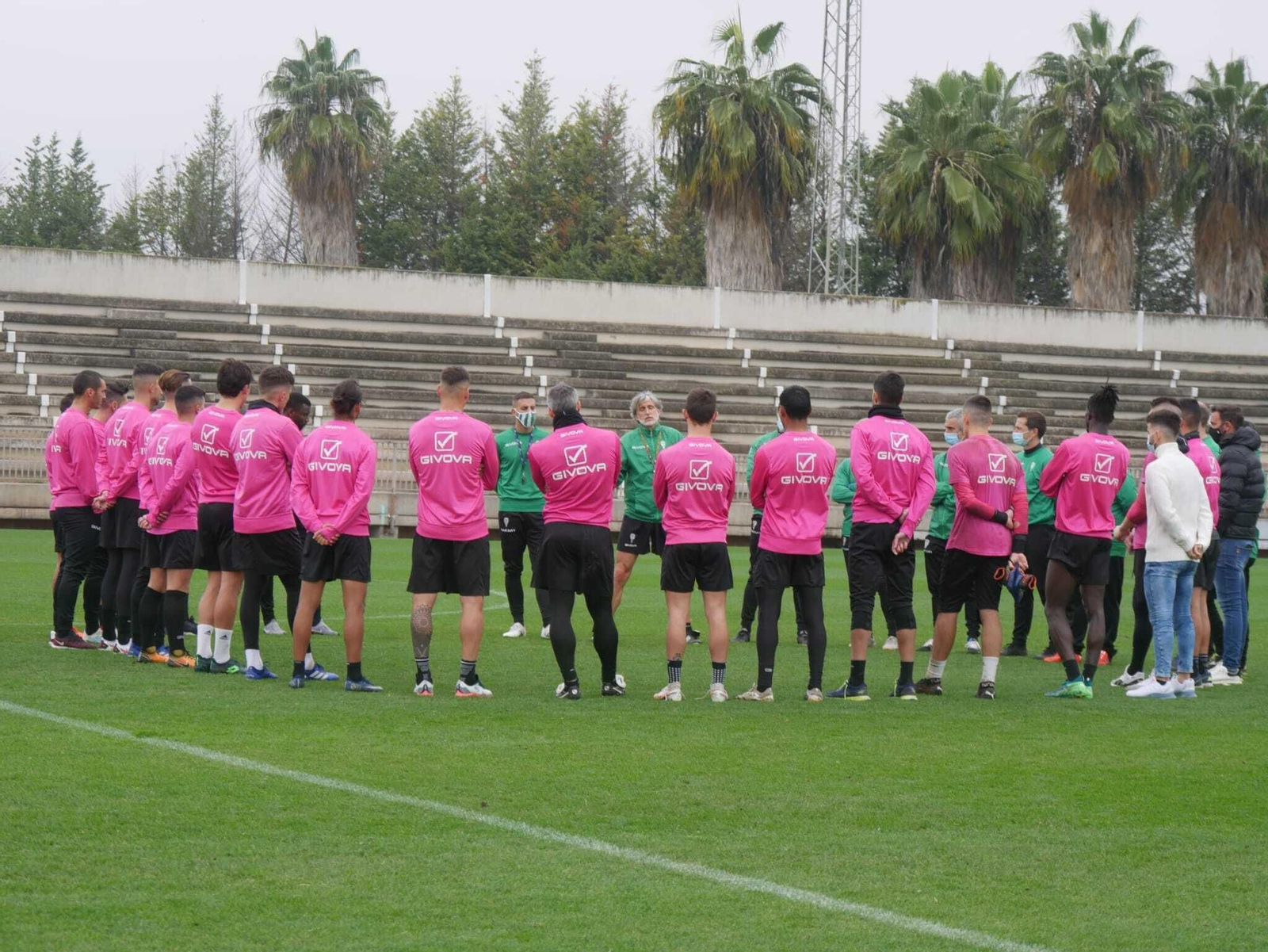 Pablo Alfaro se dirige a sus jugadores, este sábado en la Ciudad Deportiva, en el último entrenamiento antes de las vacaciones navideñas. Pablo Alfaro se dirige a sus jugadores, este sábado en la Ciudad Deportiva, en el último entrenamiento antes de las vacaciones navideñas.