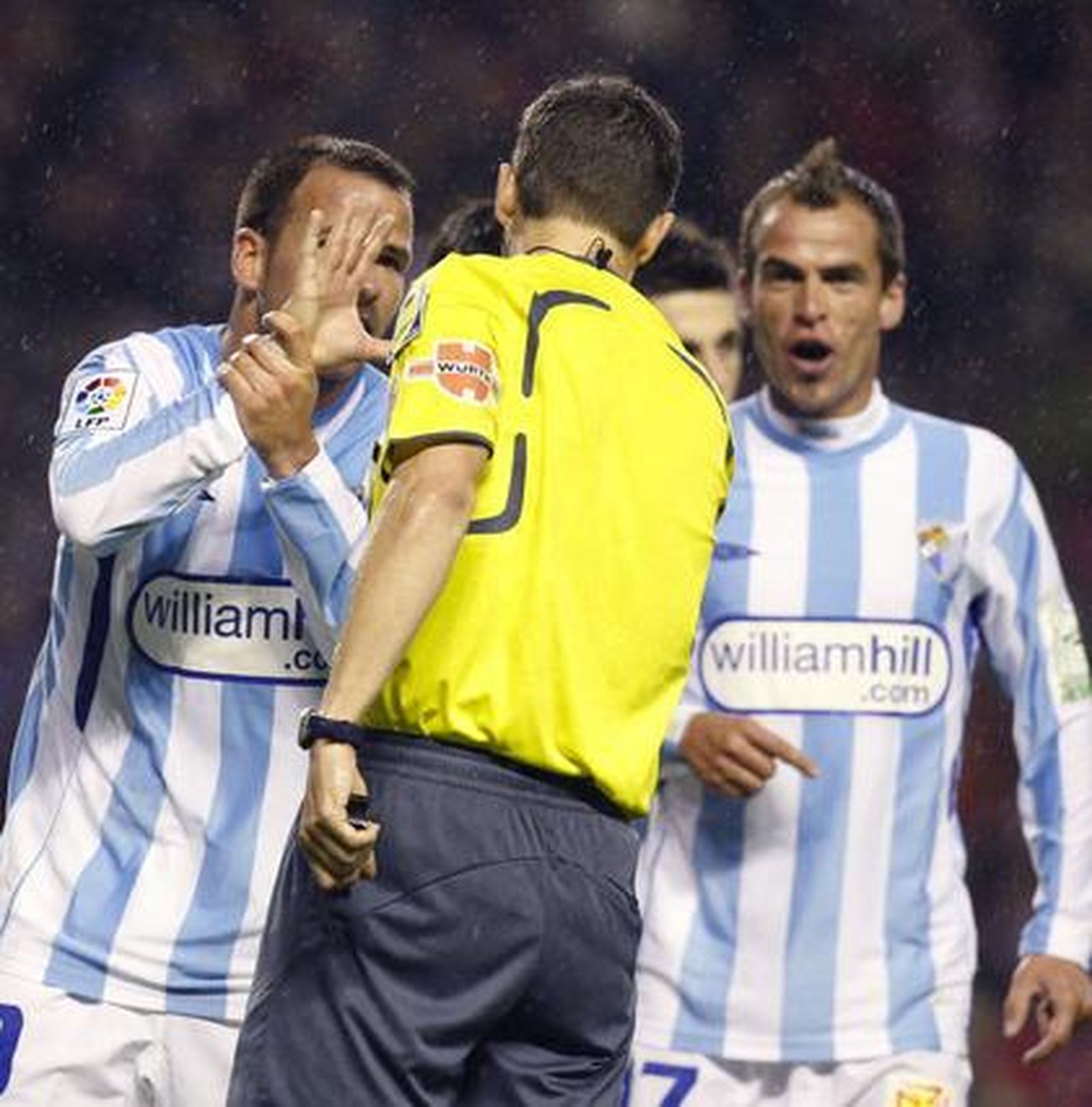 Apoño y Duda protestan una decisión del colegiado del encuentro, Rubinos Pérez. 

Foto: EFE/LUIS TEJIDO