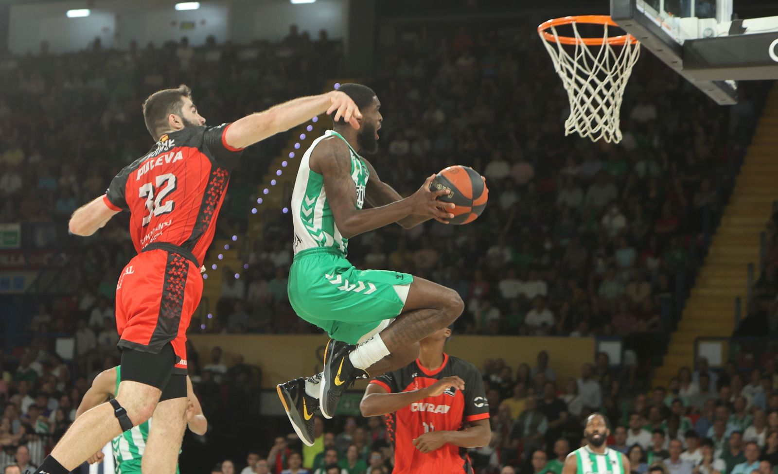 BJ Johnson entra a canasta ante Maye.