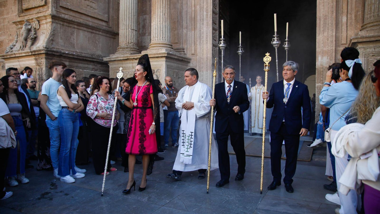 Vea la salida de la Hermandad de Los Ángeles de la Catedral de Almería