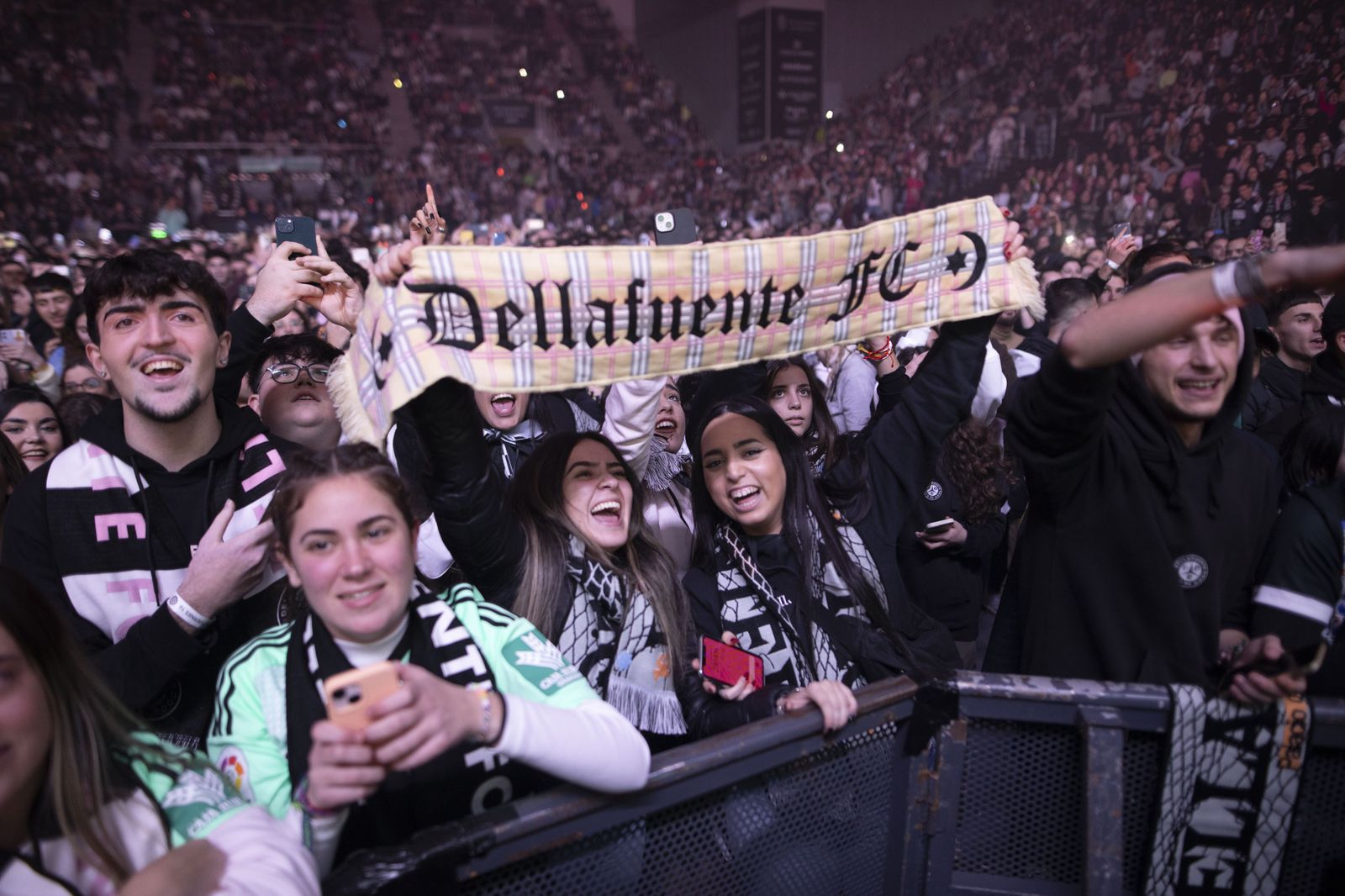 Dellafuente vuelve a tocar la cúspide en su segundo concierto en Granada, en imágenes