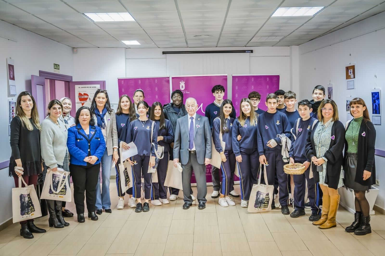 El alcalde de Roquetas visita la exposición “Con M de Mujer” de alumnos del colegio Portocarrero
