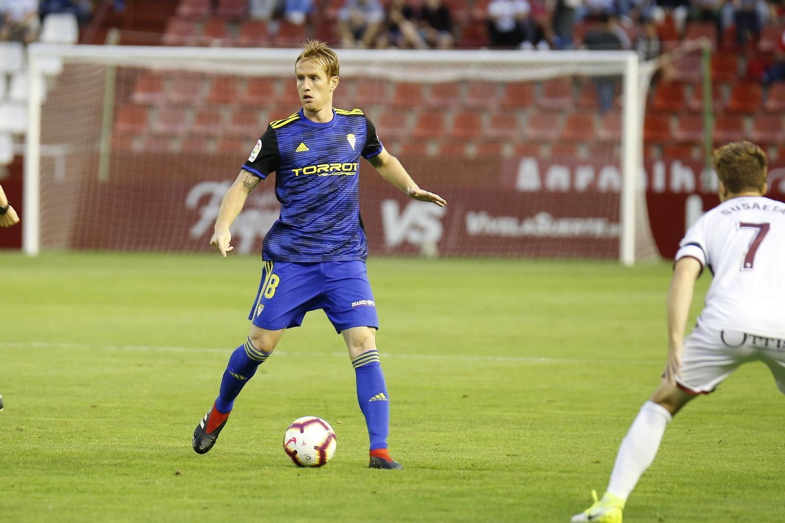 Álex Fernández conduce el balón durante un partido del Cádiz.