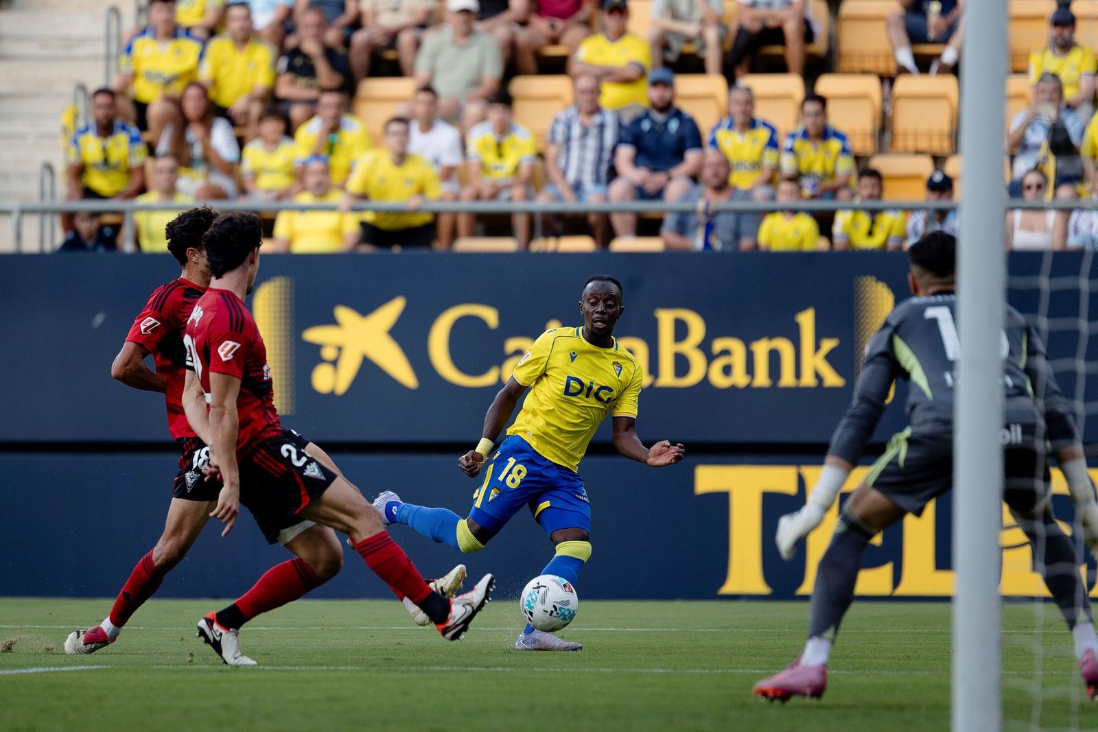 Partido Cádiz-Mirandés de la primera vuelta.