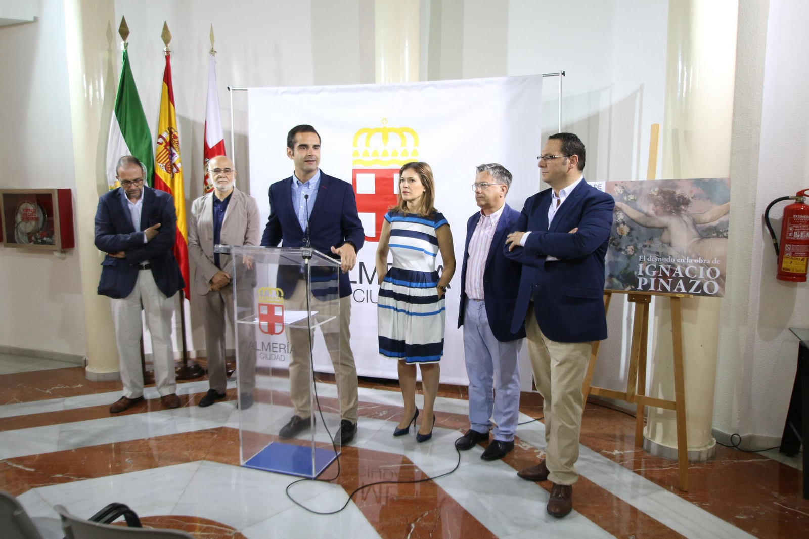 Ramón Fernández-Pacheco junto con el comisario de la muestra y Santiago Alfonso.