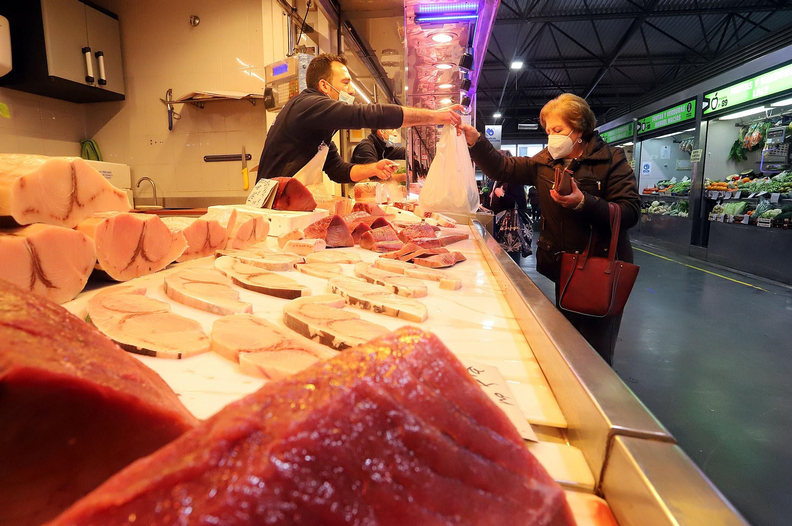 Imágenes del ambiente en el Mercado del Carmen en plena huelga de transportistas