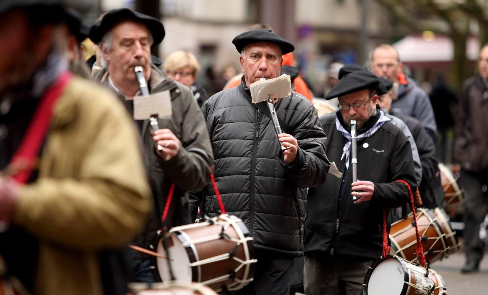 Txistularis tocan el txistu y el tamboril
