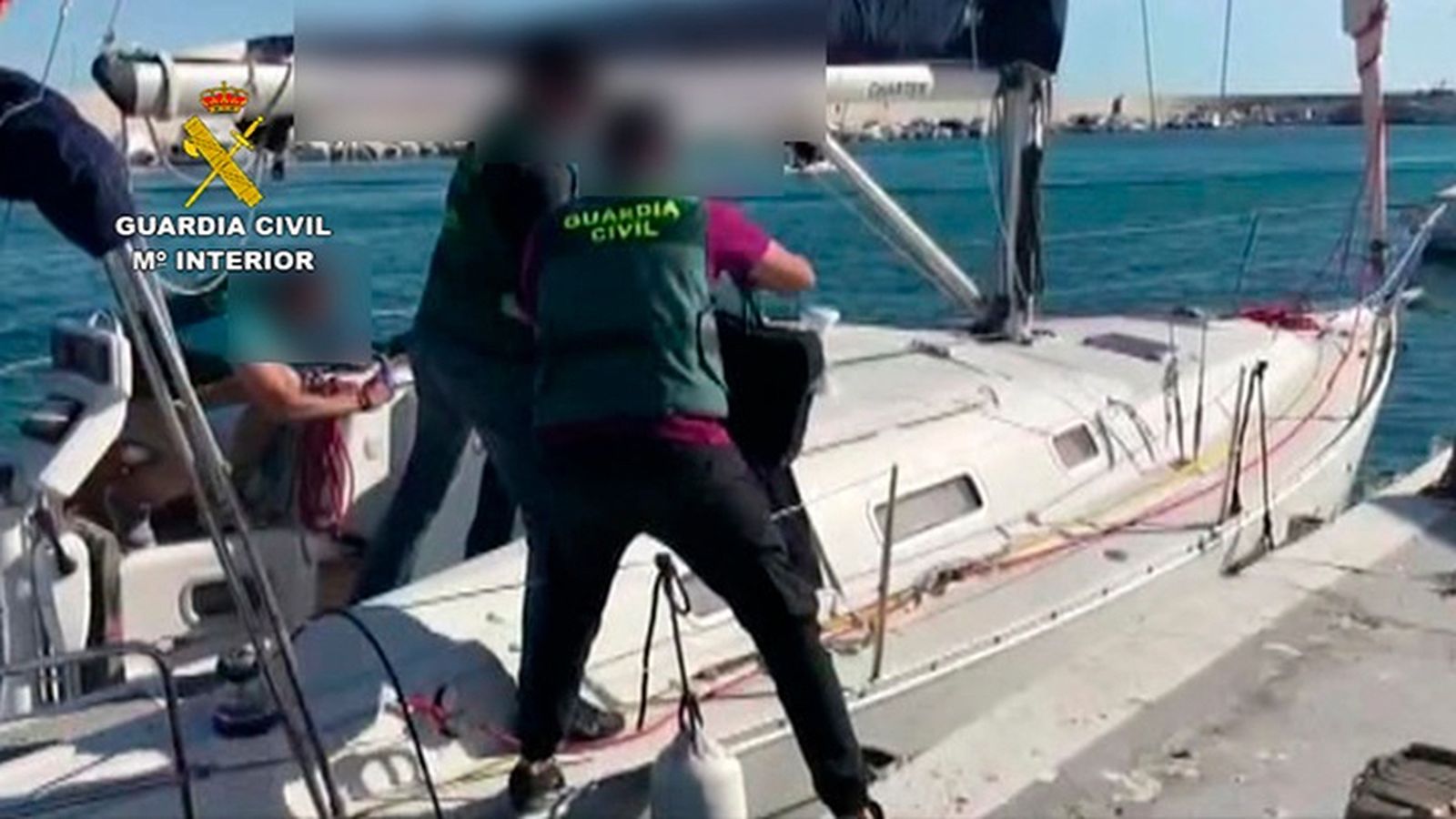Intervención de la Guardia Civil en el velero en el que se transportaba la droga.