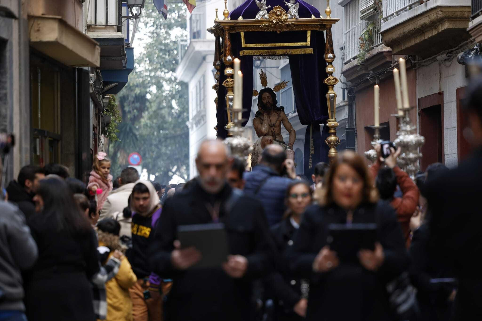 Las imágenes del vía crucis oficial de las hermandades de Cádiz de 2023