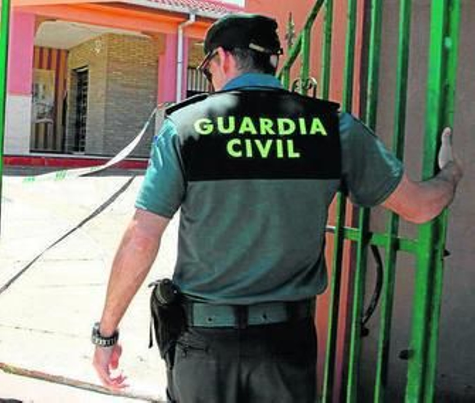 Un agente de la Guardia Civil durante un registro.
