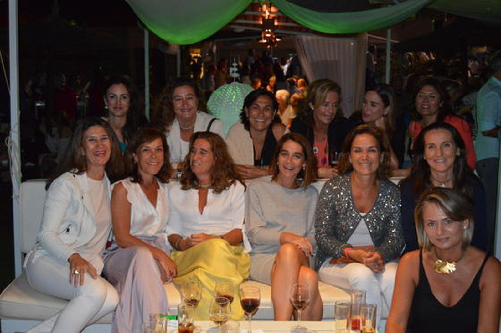 Nati Mora, Montse Guardola, Concha y Mina González-Santiago, María Sanz Pastor, María Luisa Higuero, María López Varela, Almudena Moreno, Ana Arias, Begoña Alcina, Almudena González

Foto: Ignacio Casas de Ciria