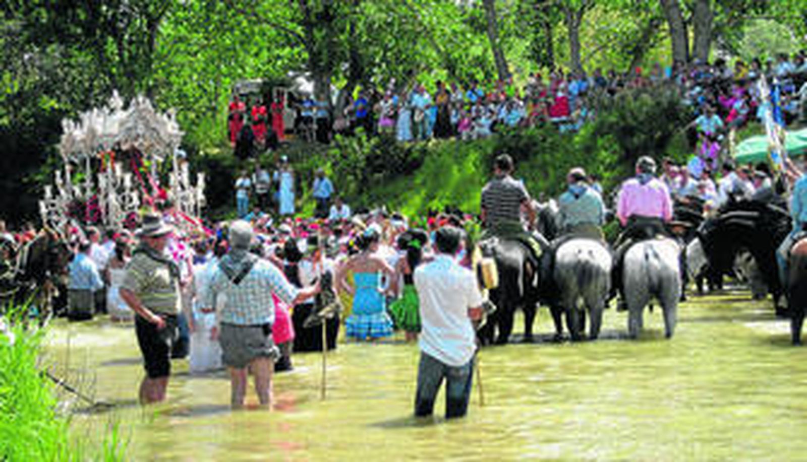 Los peregrinos ya han comenzado a cruzar el Guadiamar por el Vado del Quema en su camino al Rocío.