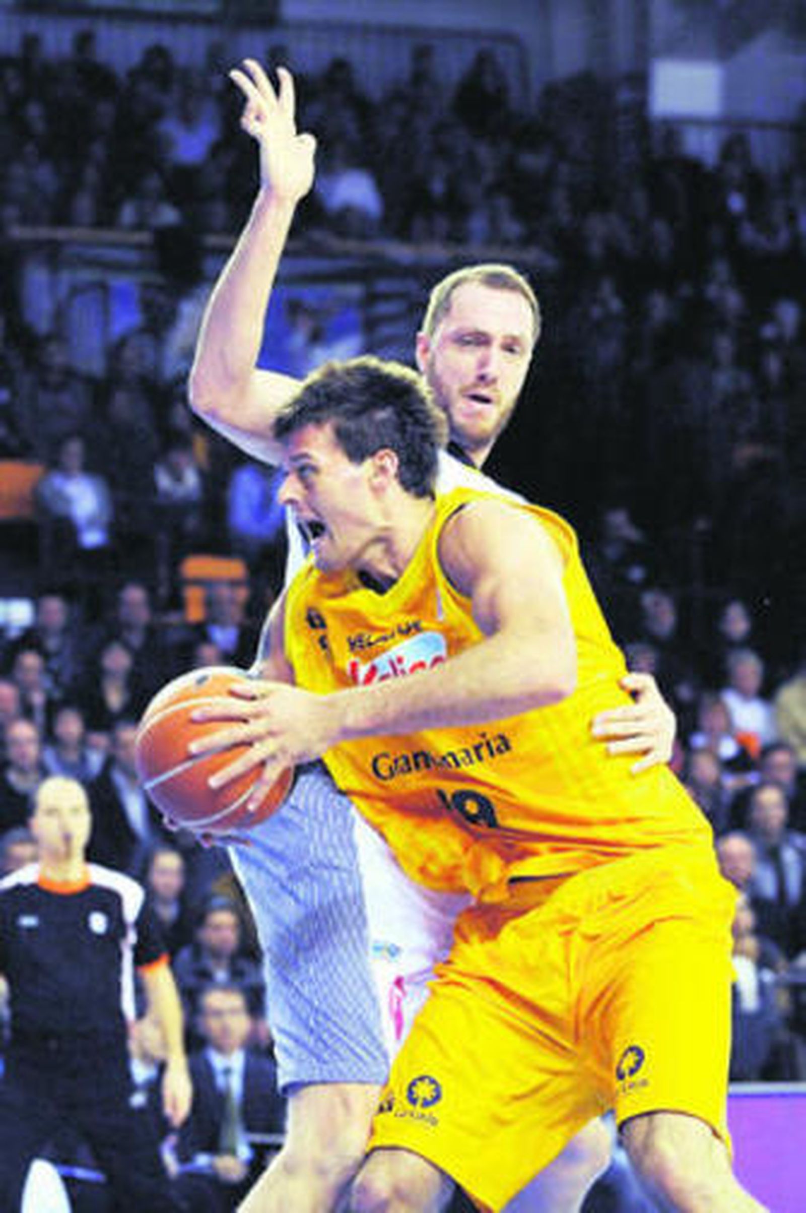 Freeland intenta superar la defensa de Weis (ViveMenorca).