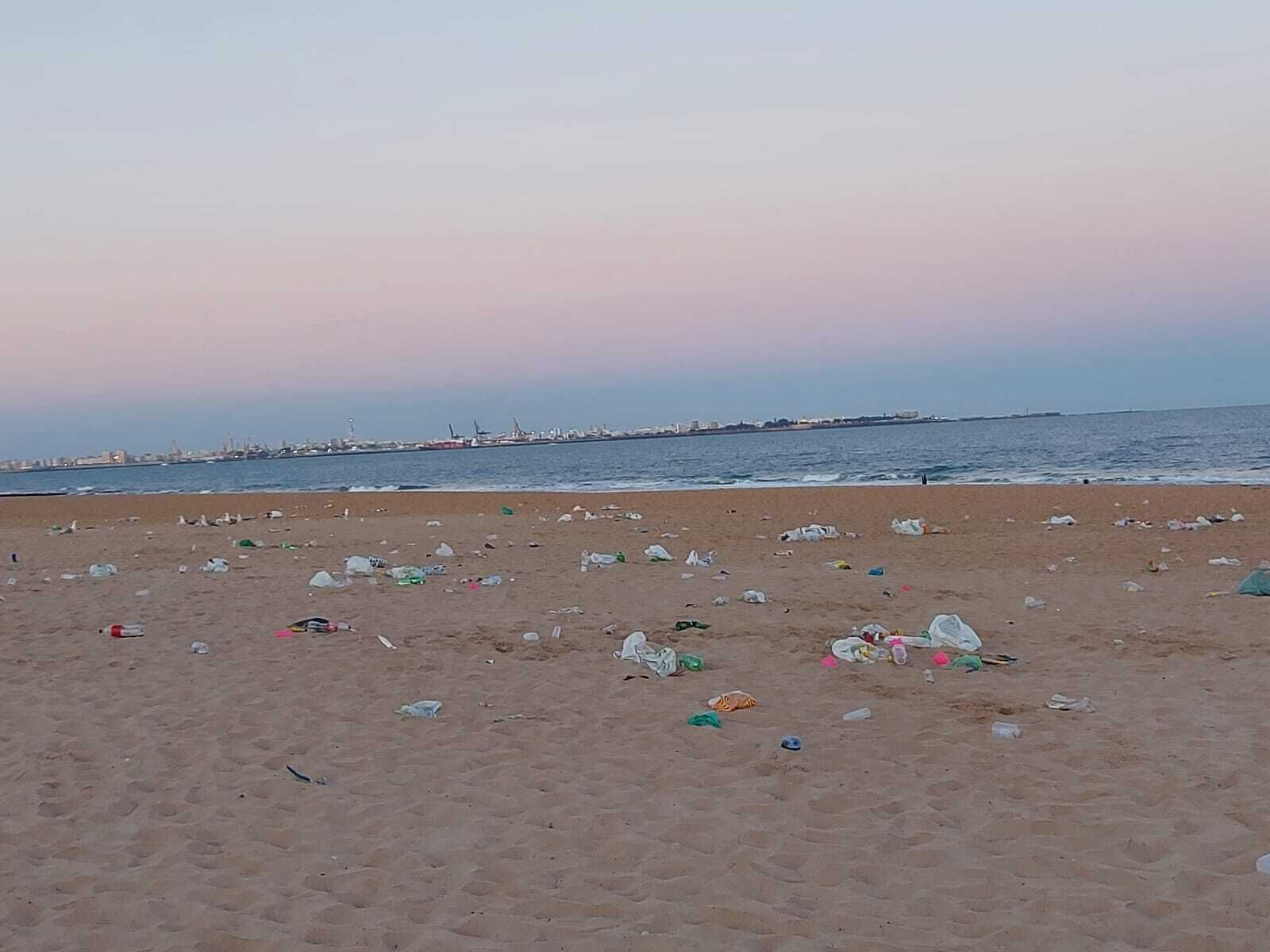 Aspecto que presentaba una de  las playas locales tras la Noche de San Juan.