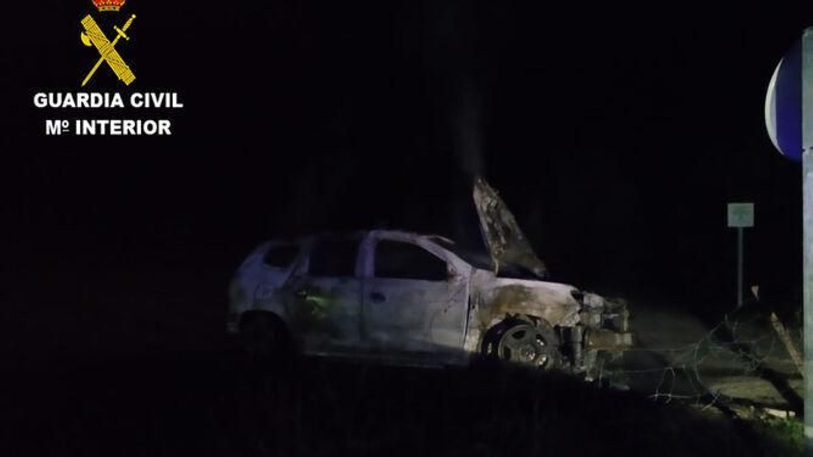 Estado en el que quedó el coche de los agentes de Medio Ambiente
