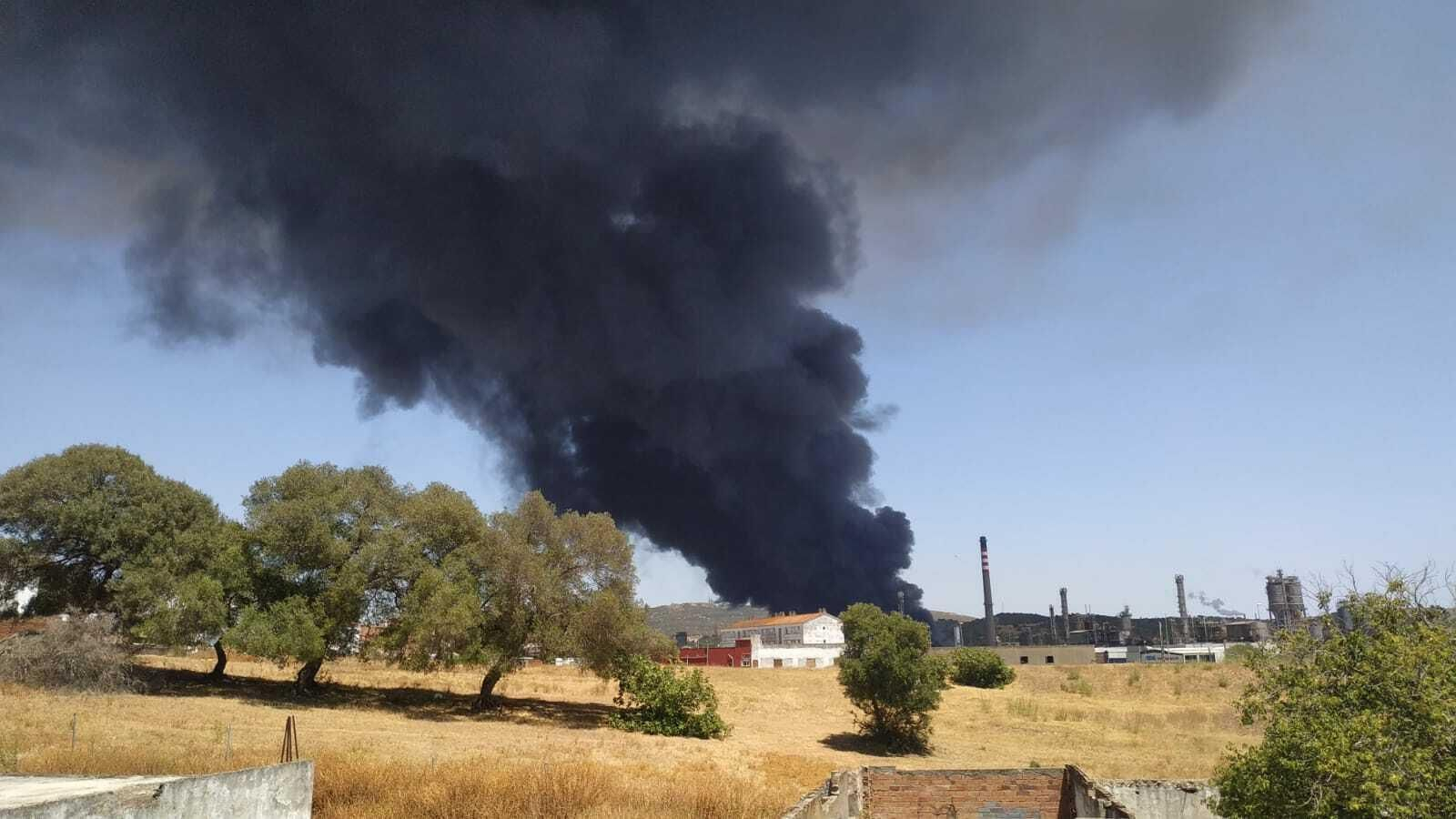 Las imágenes del enorme incendio en la fábrica de Indorama, en el polígono de Guadarranque (San Roque)