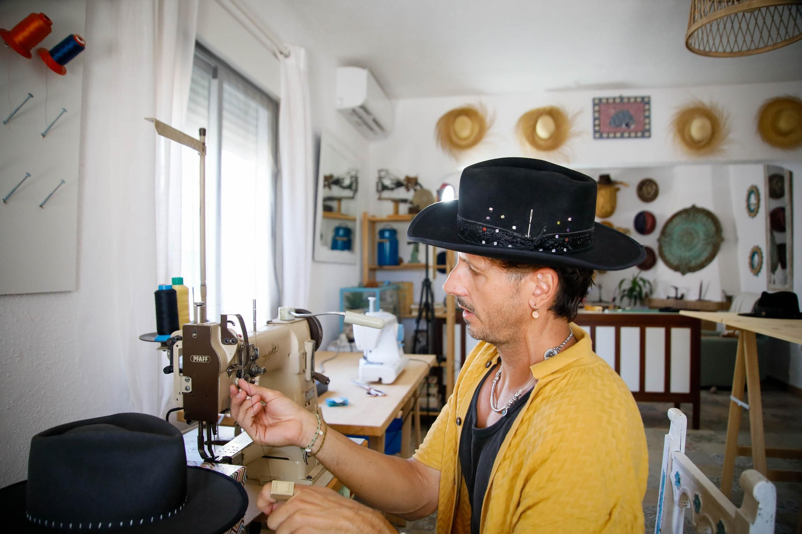 Imágenes del proceso creativo en sombreros de Alejandro Mateo