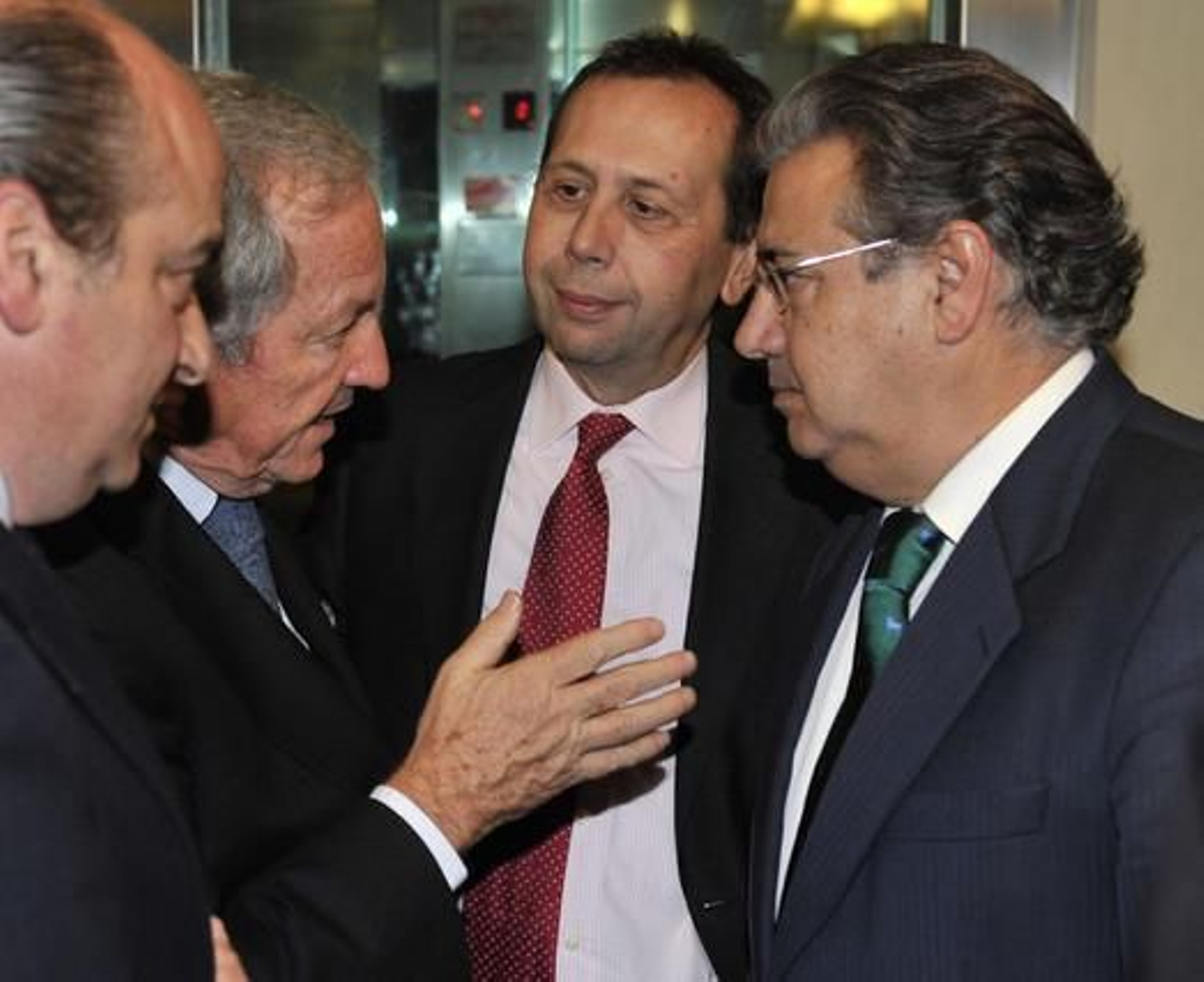 Luis Miguel Martín Rubio, José Gandía, José Antonio Carrizosa y Juan Ignacio Zoido, en animada charla.

Foto: J. C. Vázquez y Victoria Hidalgo