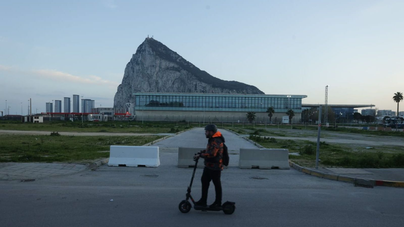 La terminal del aeropuerto de Gibraltar, vista desde de La Línea, hacia donde se proyecta su ampliación.