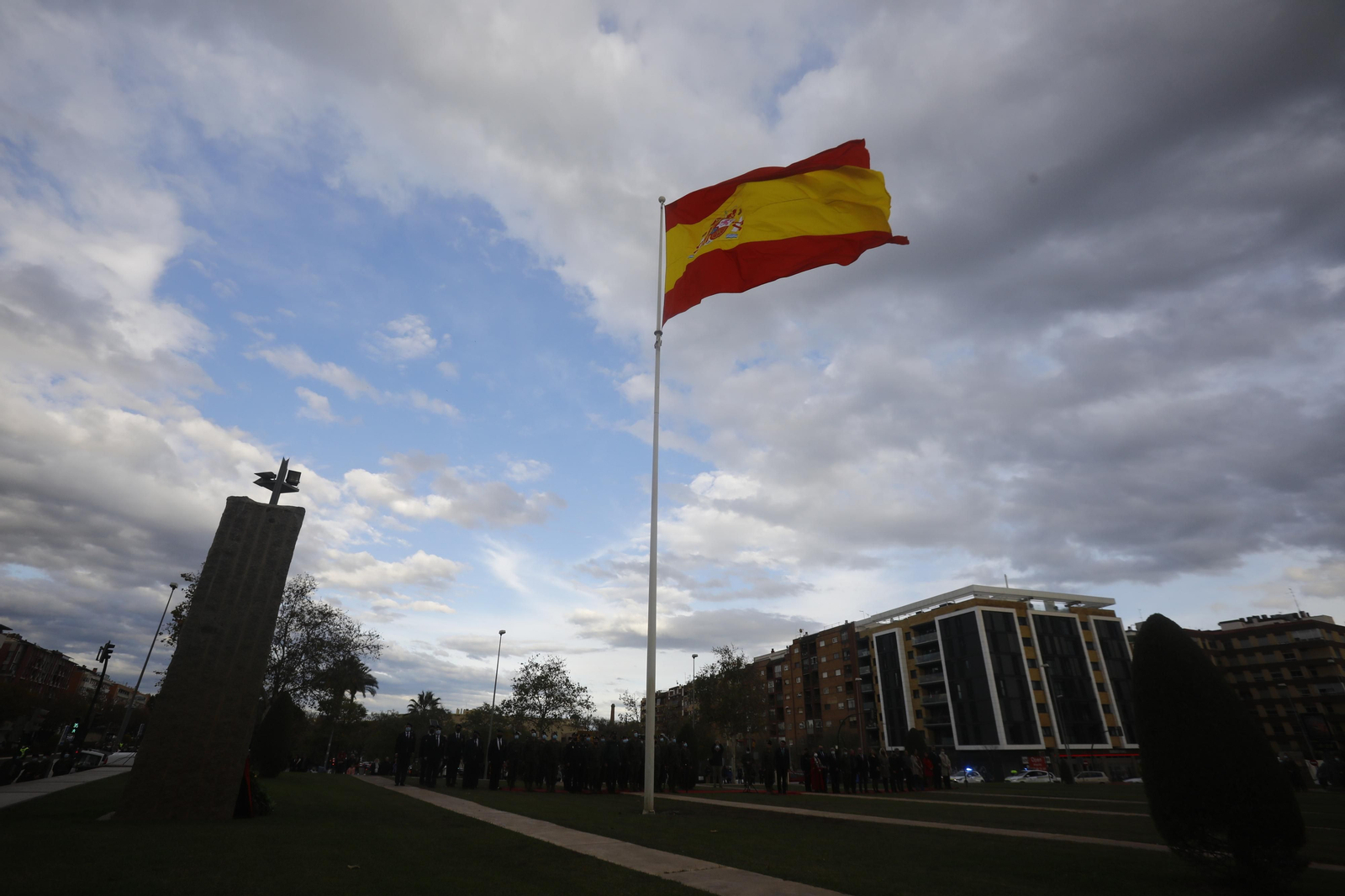 Izado de la bandera en la Plaza de España.