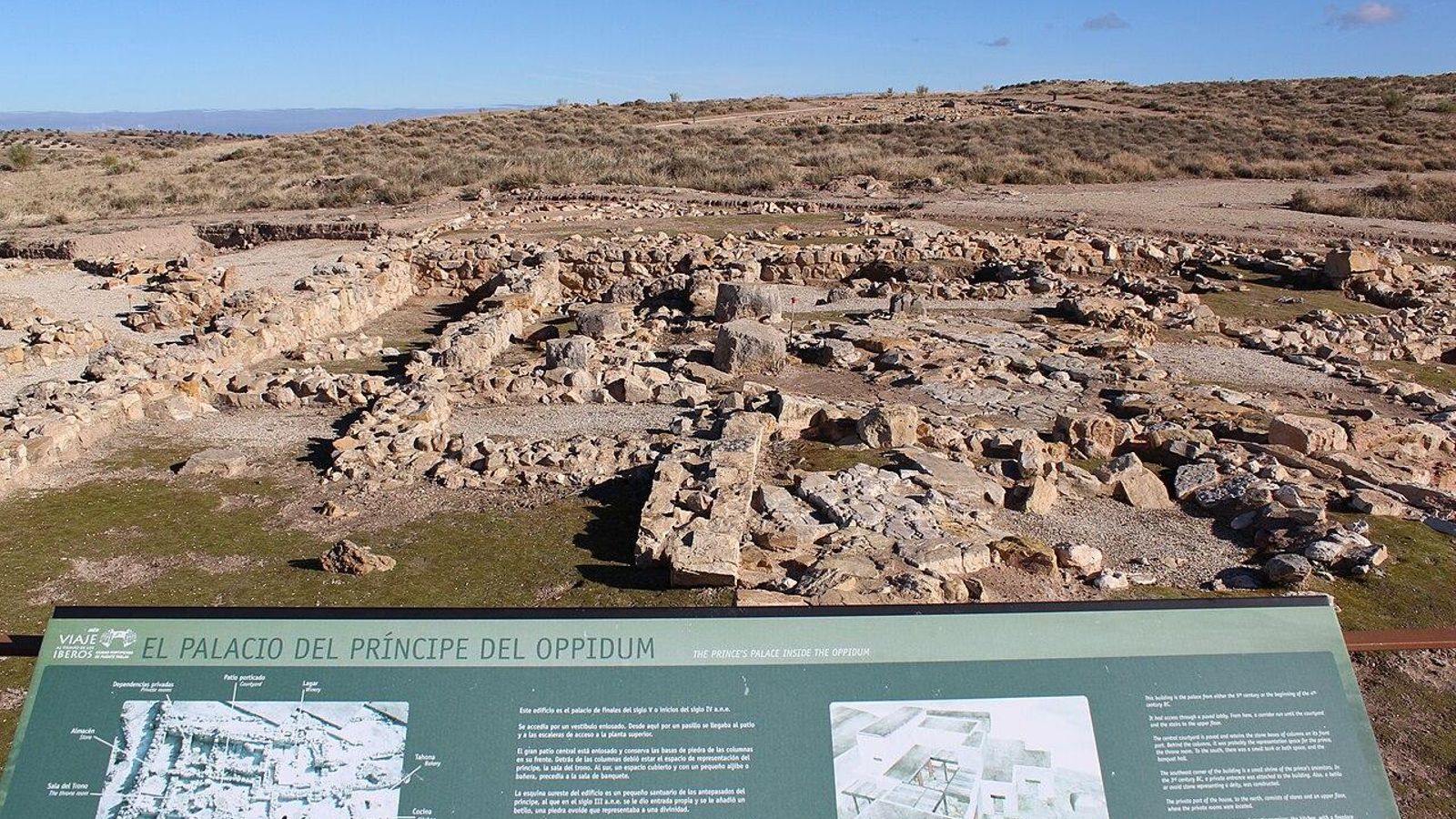 En el yacimiento Oppidum de Puente Tablas en Jaén cruza la Puerta del Sol y visita los más de 300 metros de fortificaciones conservadas.