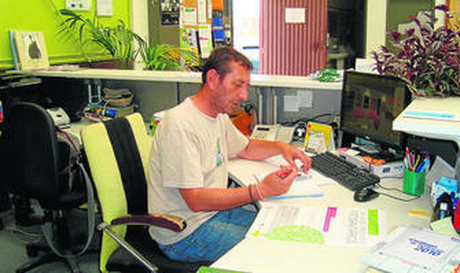 Un técnico de Noesso realiza su trabajo como administrativo de la asociación.