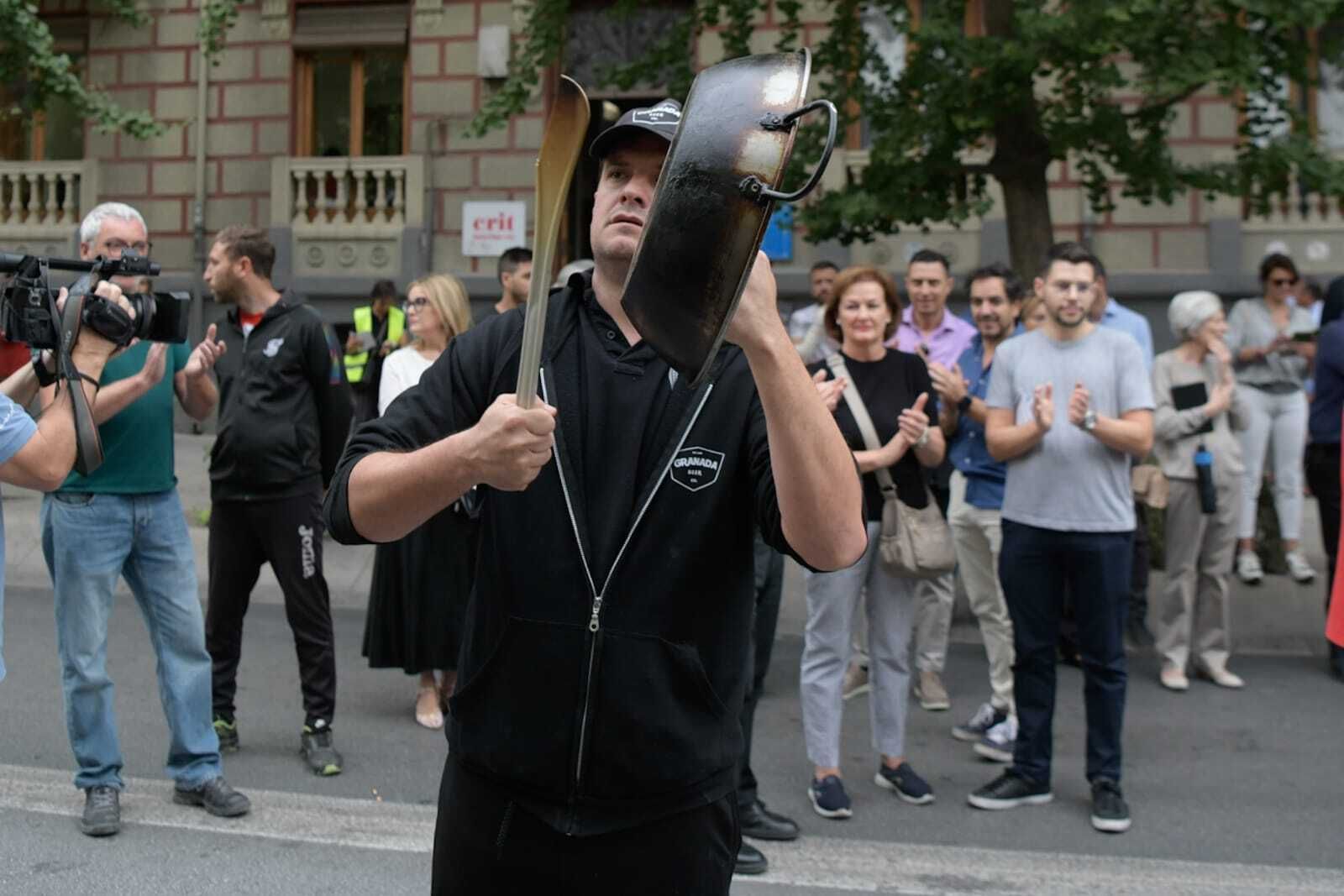 Un hostelero protesta con una olla en mano frente a la Subdelegación del Gobierno