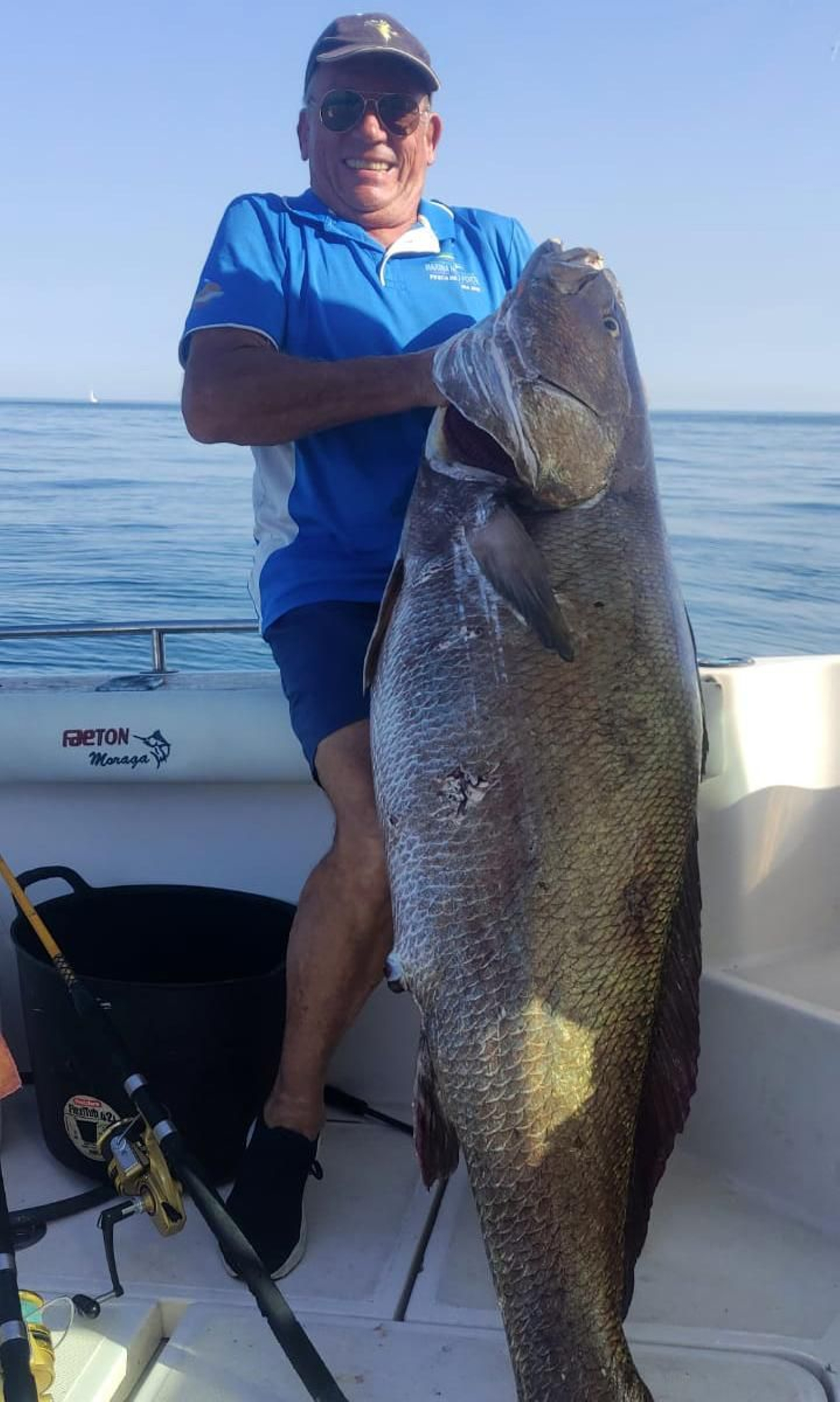 José Manuel Malavé muestra la mayor de las tres piezas