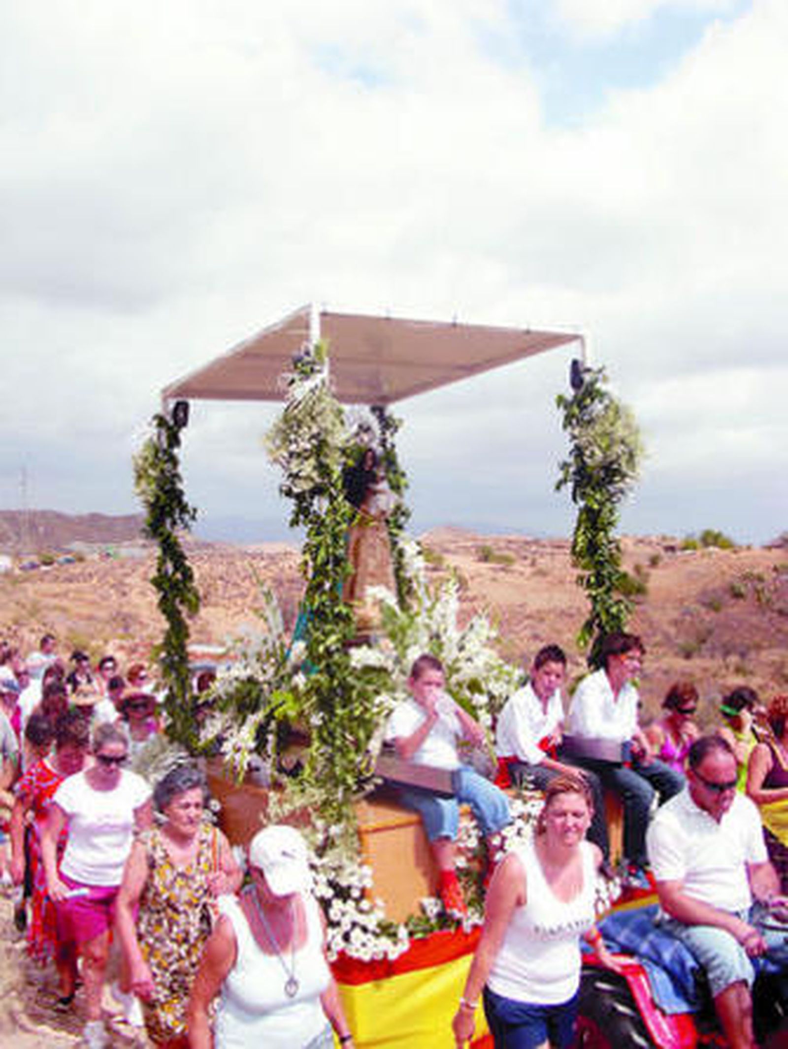 Muchos romeros acompañan la imagen de la patrona en el camino hasta Cerro María.