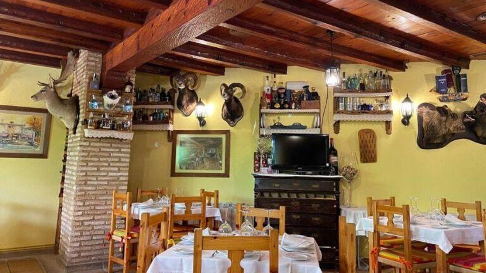 Interior del mesón El Parral, en Arroyo Frío.