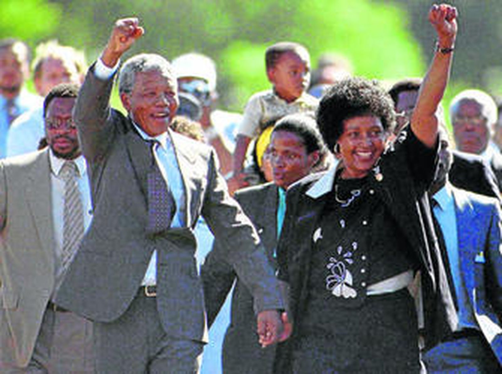 Nelson Mandela gesticula al salir de prisión junto a su entonces mujer, Winnie, el 11 de febrero de 1990.