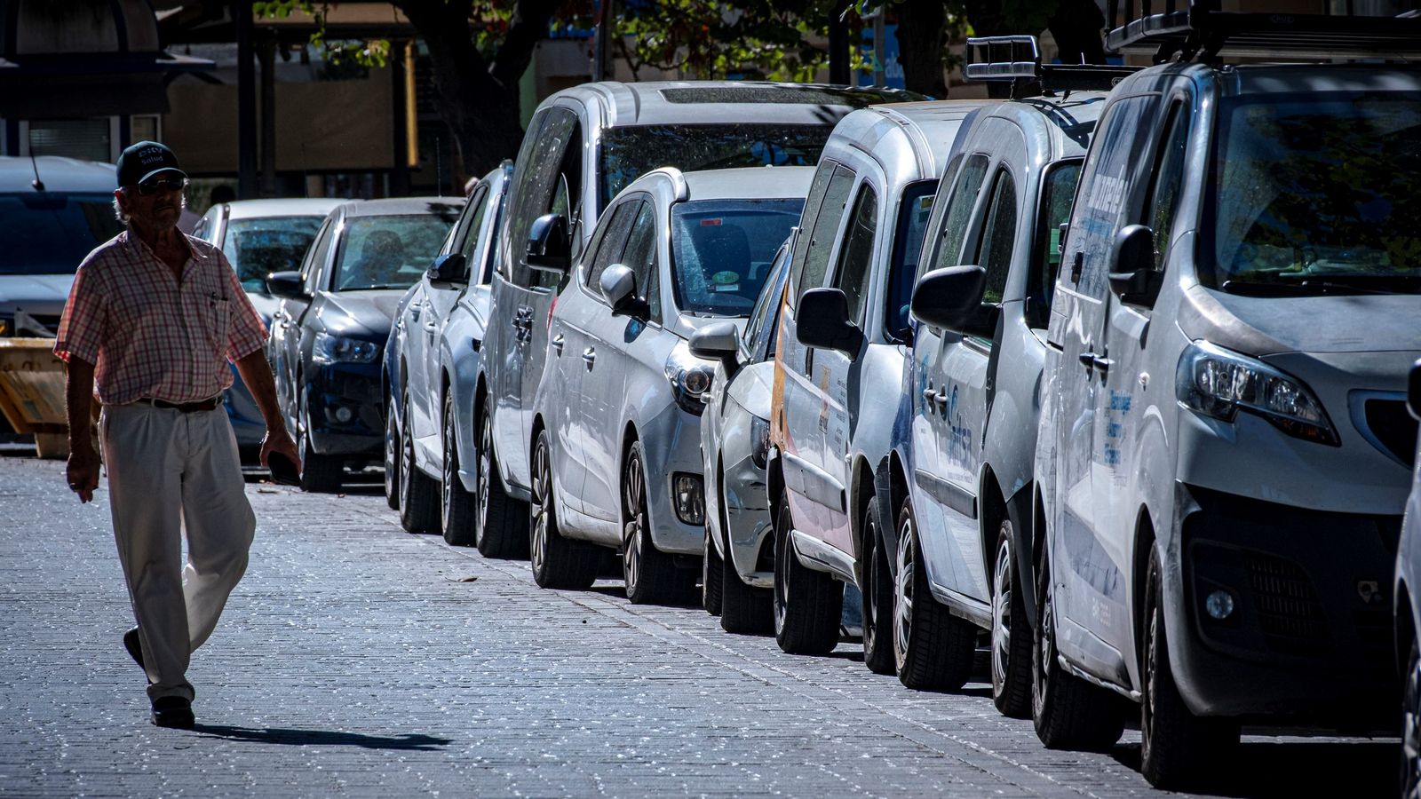 Vehículos estacionados en una calle del casco antiguo de Cádiz.