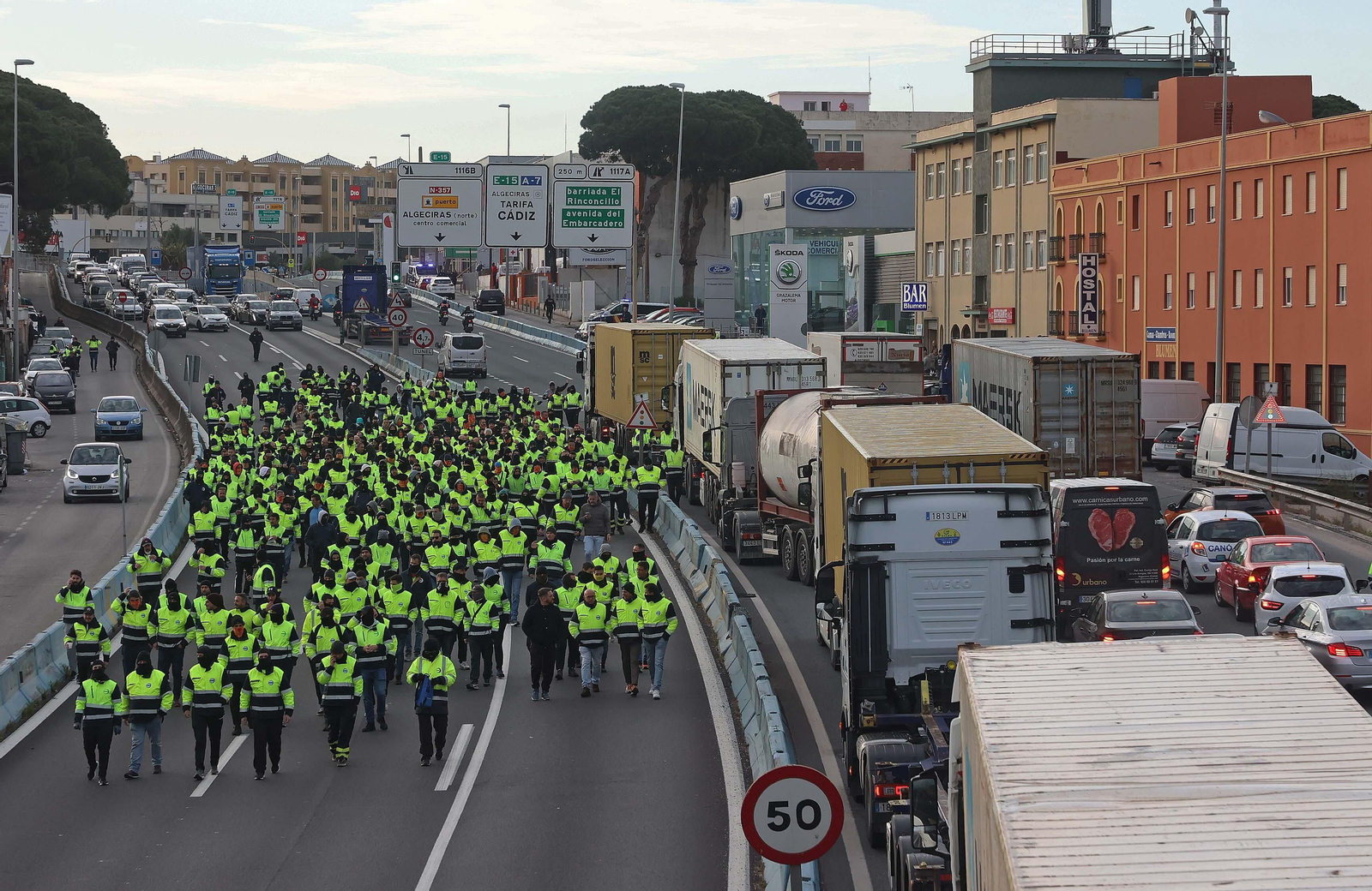 El nuevo corte de la A7 por los huelguistas de Acerinox, en imágenes