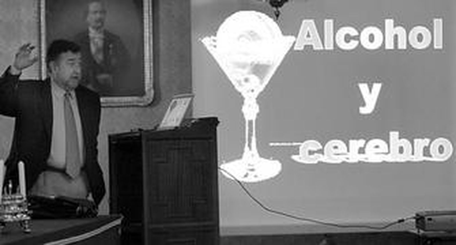 Gibert Rahola, durante una charla en Cádiz sobre alcohol y cerebro.