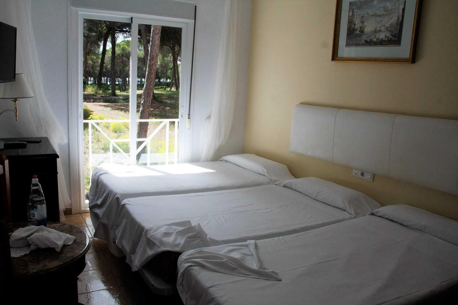 Una de las habitaciones del hostal Alhaja Playa, ya lista para recibir desde este viernes a sus clientes.