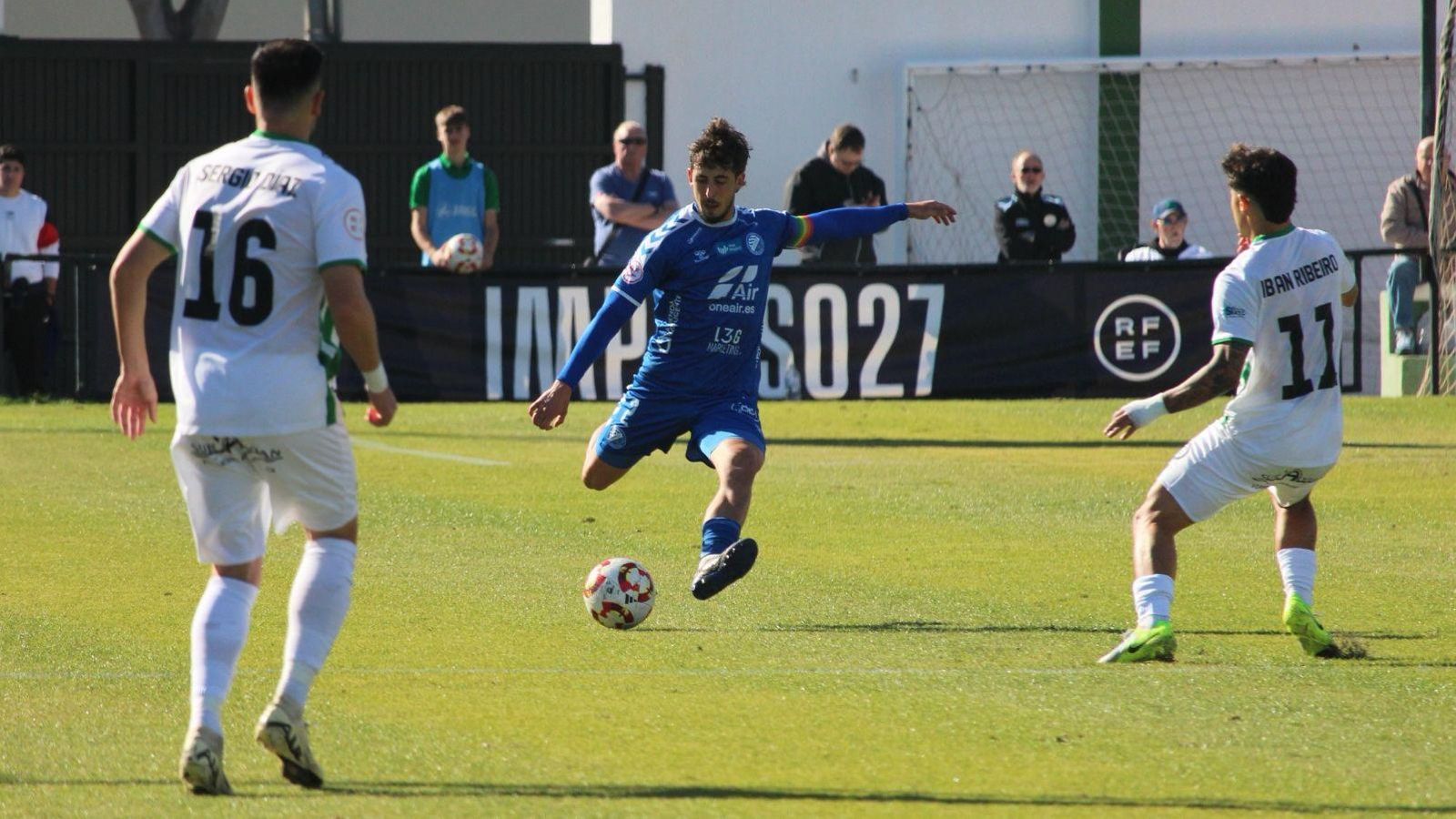 Marcelo se dispone a golpear el balón en presencia de Sergio Díaz e Iban Riveiro. Marcelo se dispone a golpear el balón en presencia de Sergio Díaz e Iban Riveiro.